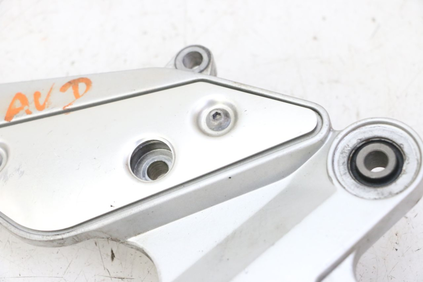 photo de FRONT RIGHT FOOTREST MOUNT YAMAHA FZ6 FAZER S2 600 (2007 - 2011)