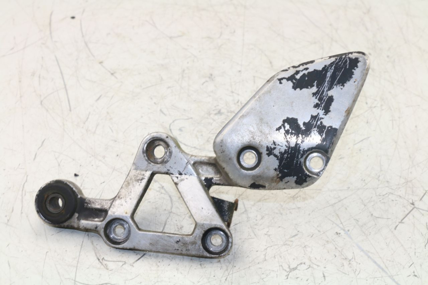 photo de RIGHT FRONT FOOTREST BRACKET YAMAHA FZS FAZER 600 (1998 - 2001)