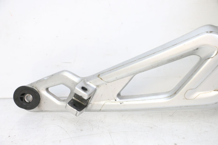 photo de FRONT RIGHT FOOTREST MOUNT BMW G310 R 310 (2016 - 2020)