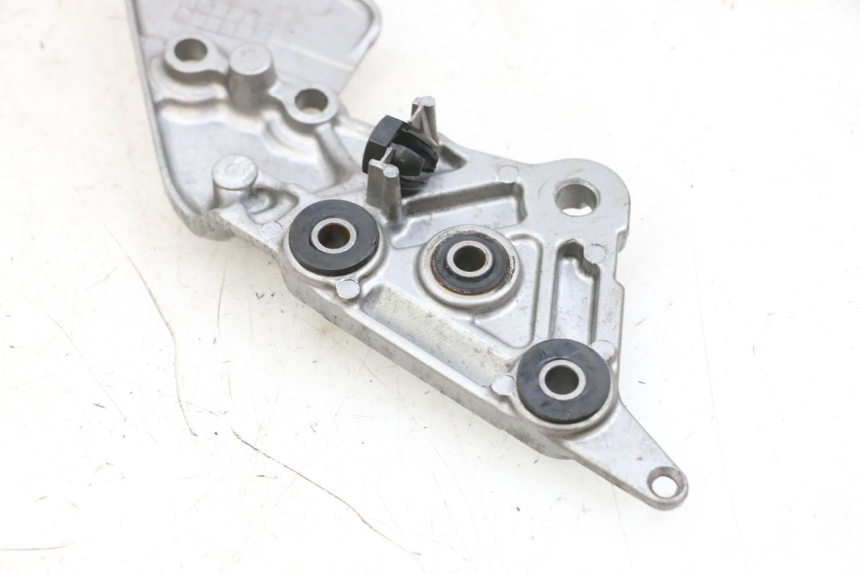 photo de FRONT RIGHT FOOTREST MOUNT SUZUKI GSF N BANDIT 600 (1996 - 1999) - Alternative perspective