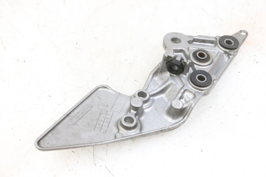 photo de FRONT RIGHT FOOTREST MOUNT SUZUKI GSF N BANDIT 600 (1996 - 1999) - Technical close-up