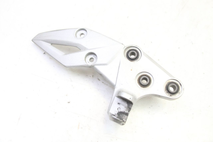 photo de FRONT RIGHT FOOTREST MOUNT SUZUKI GSR 750 (2011 - 2017)