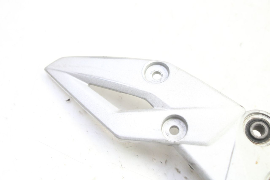 photo de FRONT RIGHT FOOTREST MOUNT SUZUKI GSR 750 (2011 - 2017)