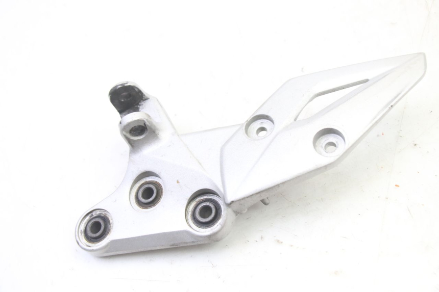 photo de FRONT RIGHT FOOTREST MOUNT SUZUKI GSR 750 (2011 - 2017)