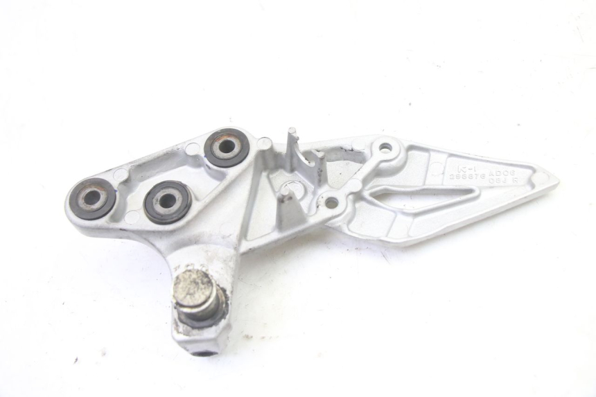 photo de FRONT RIGHT FOOTREST MOUNT SUZUKI GSR 750 (2011 - 2017)