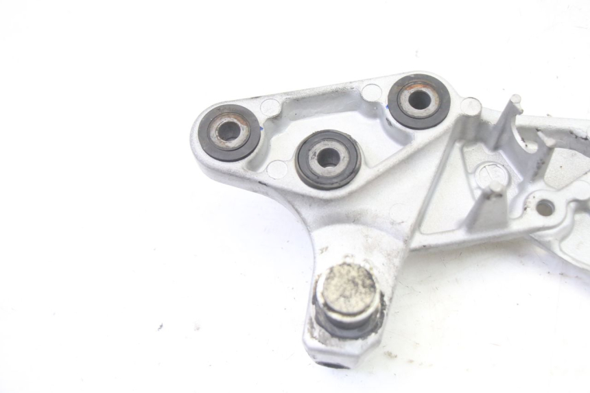photo de FRONT RIGHT FOOTREST MOUNT SUZUKI GSR 750 (2011 - 2017)