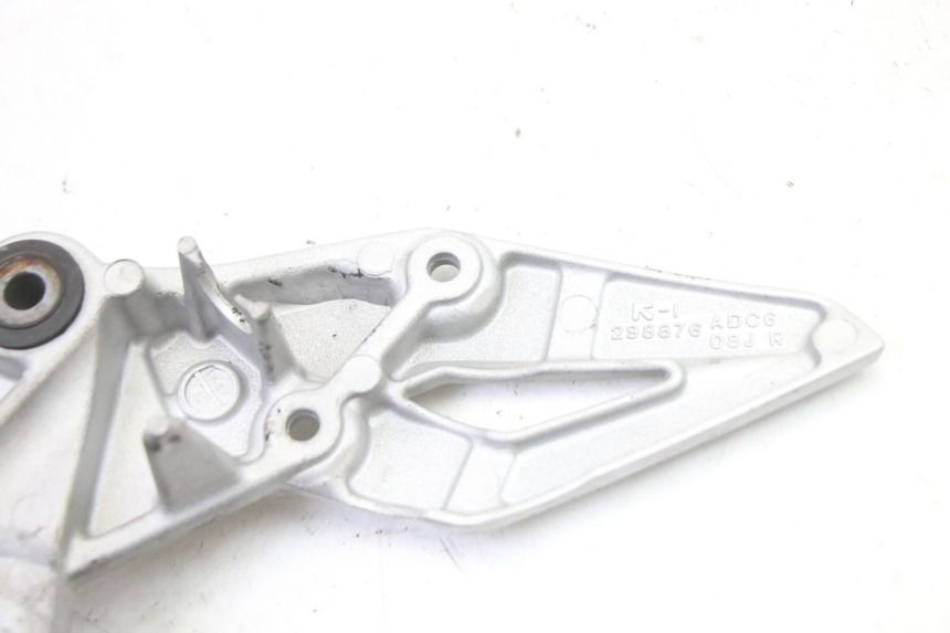 photo de FRONT RIGHT FOOTREST MOUNT SUZUKI GSR 750 (2011 - 2017)
