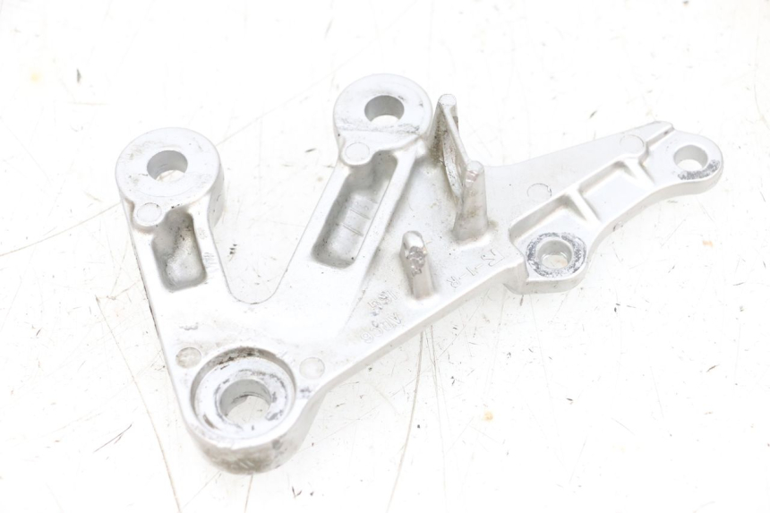 photo de FRONT RIGHT FOOTREST MOUNT SUZUKI GSXR GSX-R 1000 (2003 - 2004) - Alternative perspective