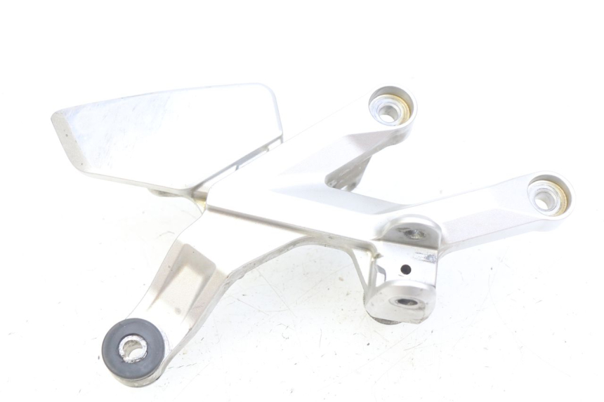 photo de RIGHT FRONT FOOTREST BRACKET HONDA CB R 1000 (2018 - 2023)