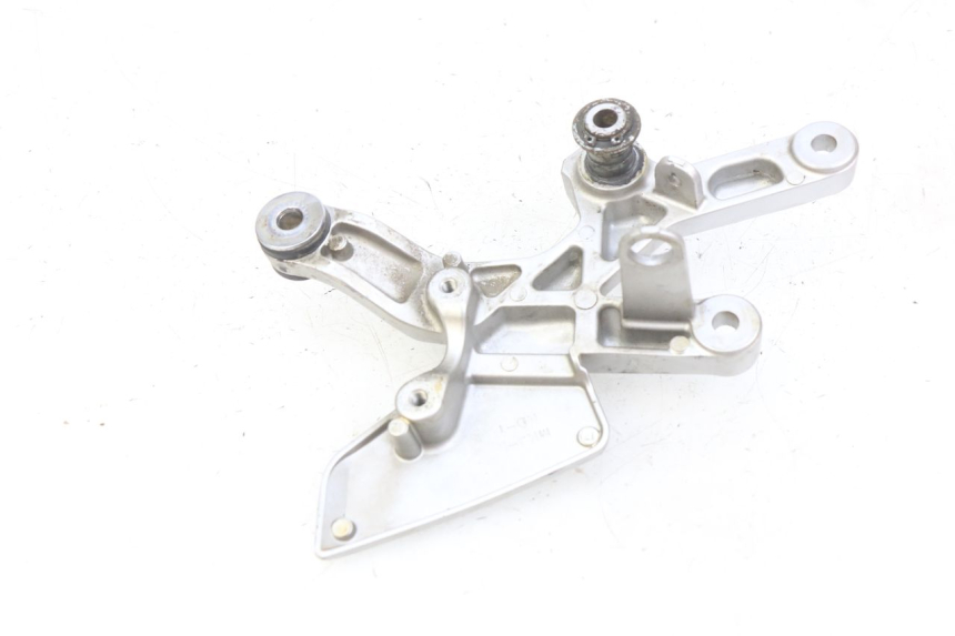 photo de RIGHT FRONT FOOTREST BRACKET HONDA CB R 1000 (2018 - 2023)