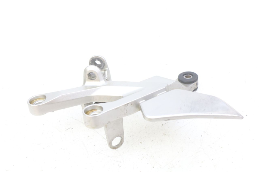 photo de RIGHT FRONT FOOTREST BRACKET HONDA CB R 1000 (2018 - 2023)