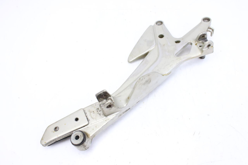 photo de RIGHT FRONT FOOTREST BRACKET HONDA CBF 500 (2004 - 2007)