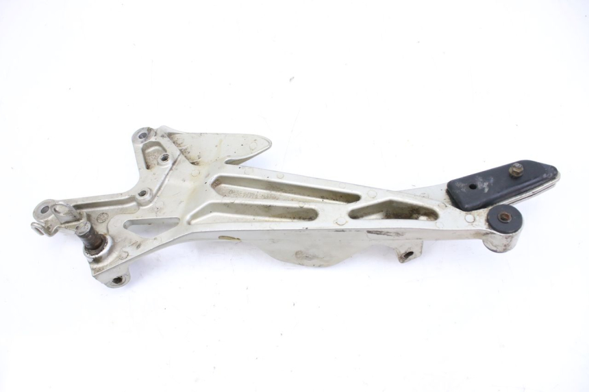 photo de RIGHT FRONT FOOTREST BRACKET HONDA CBF 500 (2004 - 2007)