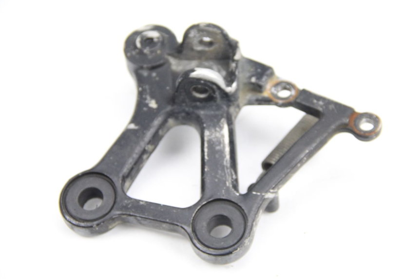 photo de FRONT RIGHT FOOTREST MOUNT HONDA CBR F SC21 1000 (1986 - 1992)