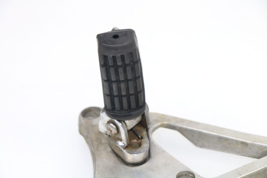 photo de FRONT RIGHT FOOTREST MOUNT HONDA VF 1000 (1984 - 1988)
