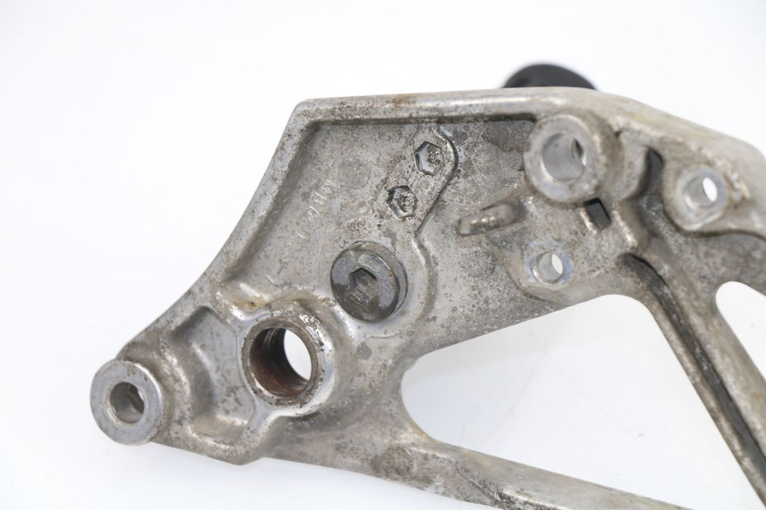 photo de FRONT RIGHT FOOTREST MOUNT HONDA VF 1000 (1984 - 1988)