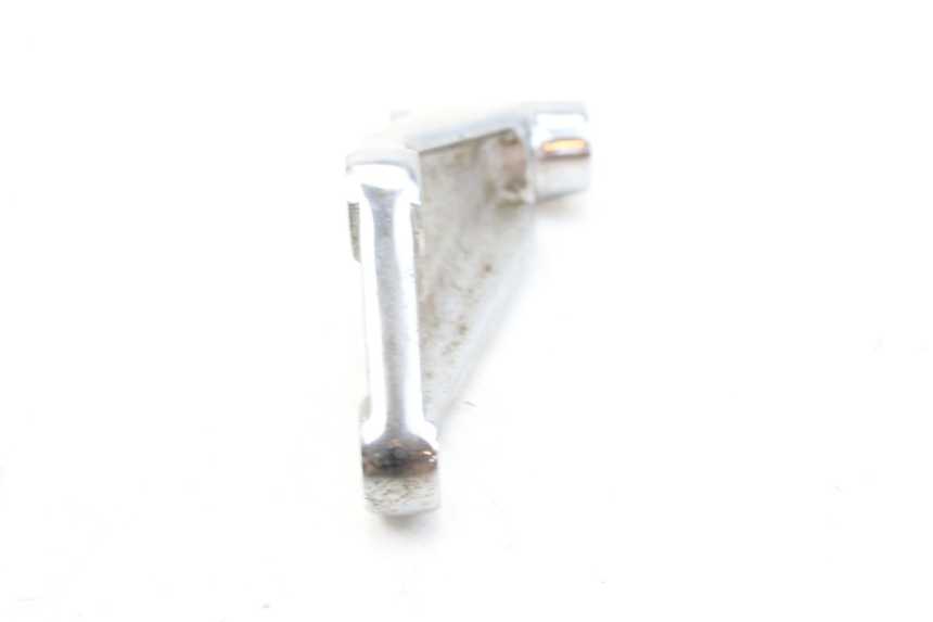photo de RIGHT FRONT FOOTREST BRACKET SYM HUSKY 125 (1999 - 2005)
