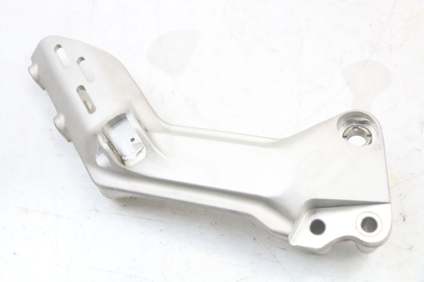 photo de FRONT RIGHT FOOTREST MOUNT HUSQVARNA SVARTPILEN 401 (2018 - 2023)