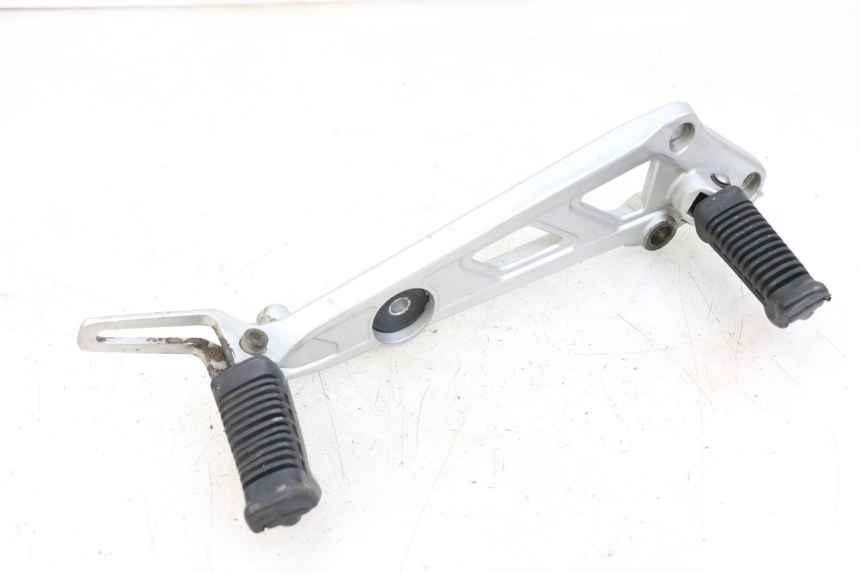 photo de FRONT RIGHT FOOTREST MOUNT HYOSUNG GF 125 (2001 - 2005)