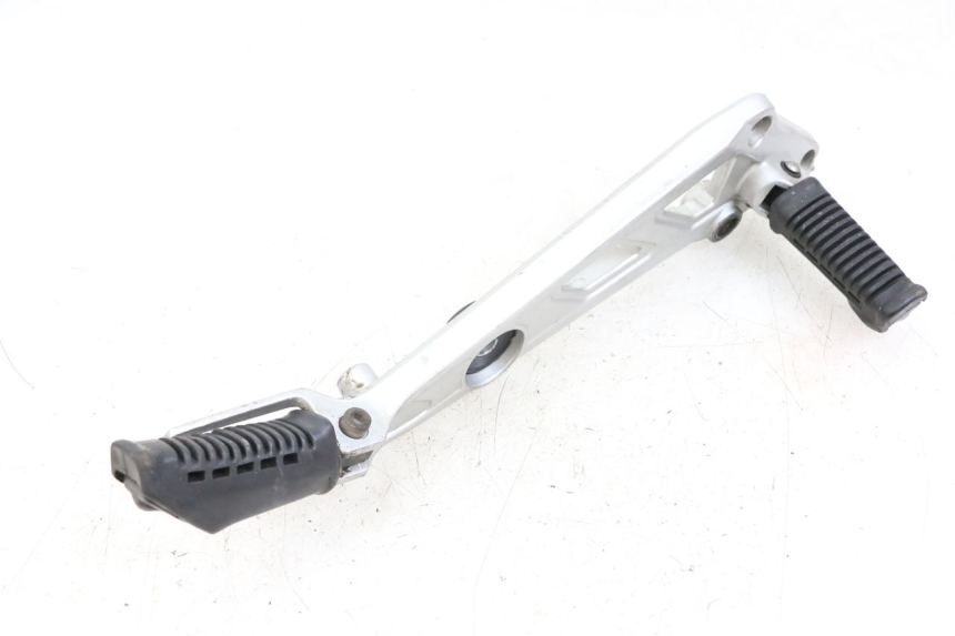 photo de FRONT RIGHT FOOTREST MOUNT HYOSUNG GF 125 (2001 - 2005)