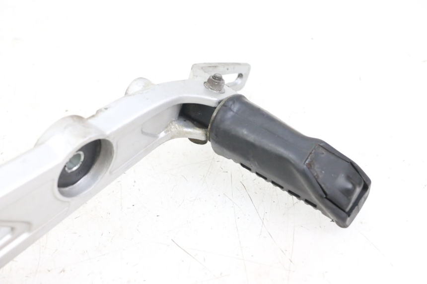 photo de FRONT RIGHT FOOTREST MOUNT HYOSUNG GF 125 (2001 - 2005)