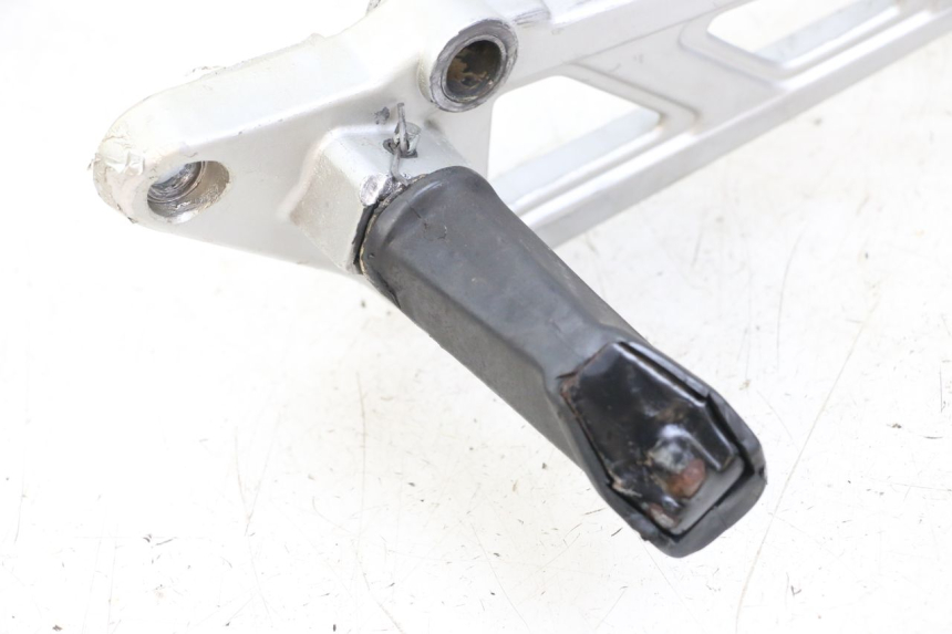 photo de FRONT RIGHT FOOTREST MOUNT HYOSUNG GF 125 (2001 - 2005)