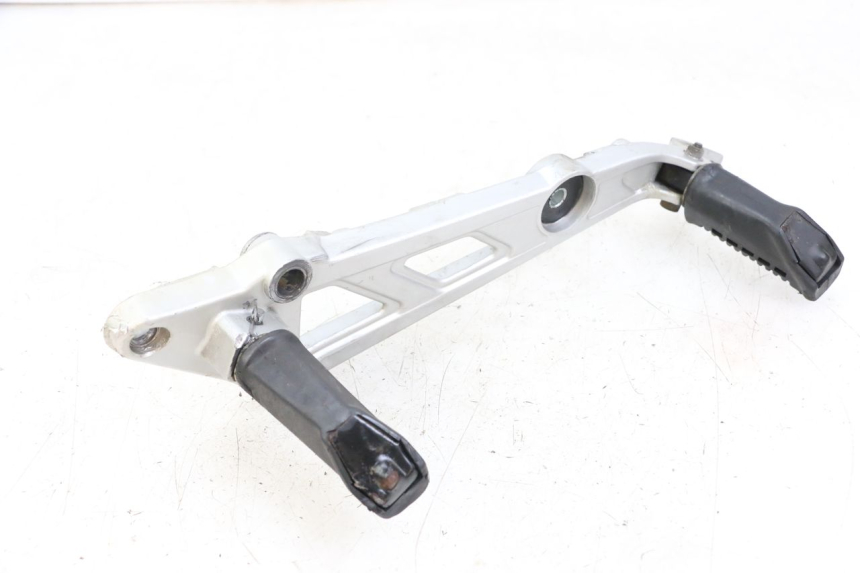 photo de FRONT RIGHT FOOTREST MOUNT HYOSUNG GF 125 (2001 - 2005)