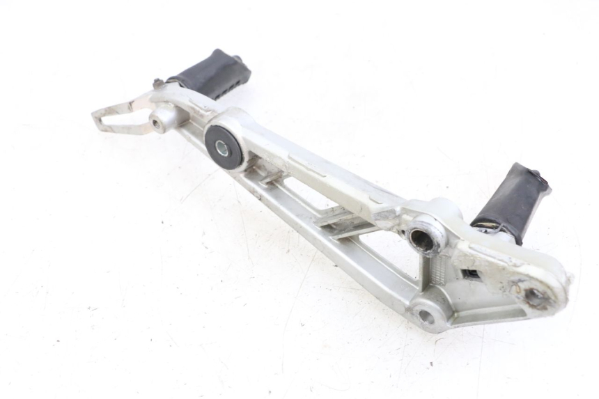 photo de FRONT RIGHT FOOTREST MOUNT HYOSUNG GF 125 (2001 - 2005)