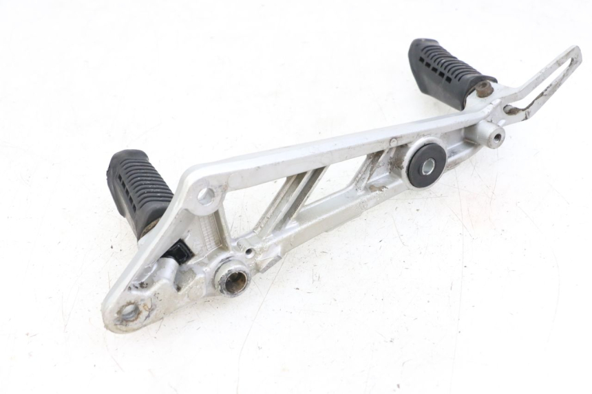 photo de FRONT RIGHT FOOTREST MOUNT HYOSUNG GF 125 (2001 - 2005)