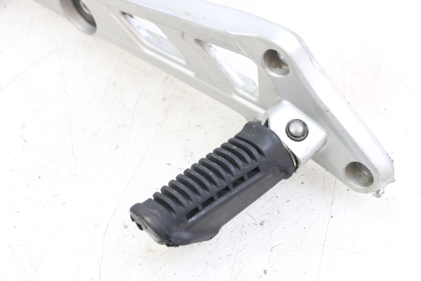 photo de FRONT RIGHT FOOTREST MOUNT HYOSUNG GF 125 (2001 - 2005)