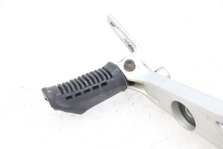 photo de FRONT RIGHT FOOTREST MOUNT HYOSUNG GF 125 (2001 - 2005)