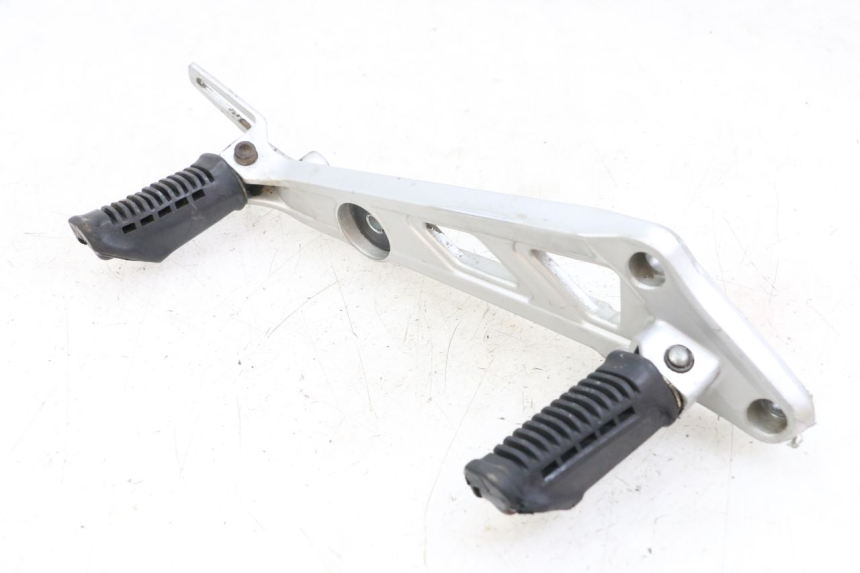 photo de FRONT RIGHT FOOTREST MOUNT HYOSUNG GF 125 (2001 - 2005)