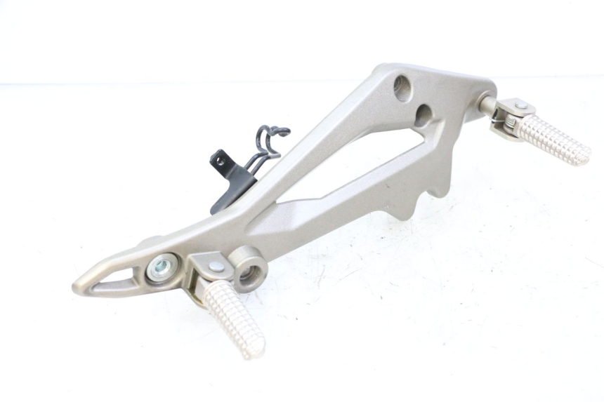 photo de FRONT RIGHT FOOTREST MOUNT KIDEN KD125-G 125 (2018 - 2022)