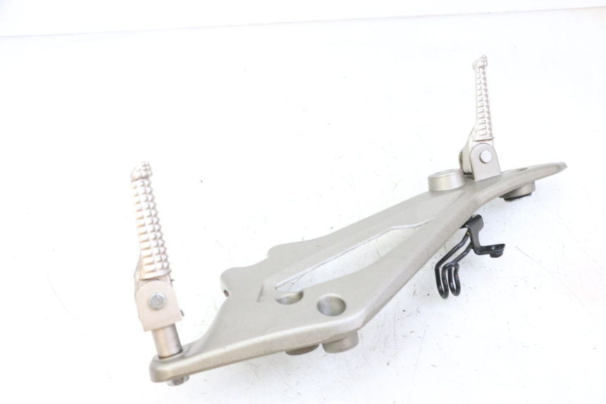 photo de FRONT RIGHT FOOTREST MOUNT KIDEN KD125-G 125 (2018 - 2022)