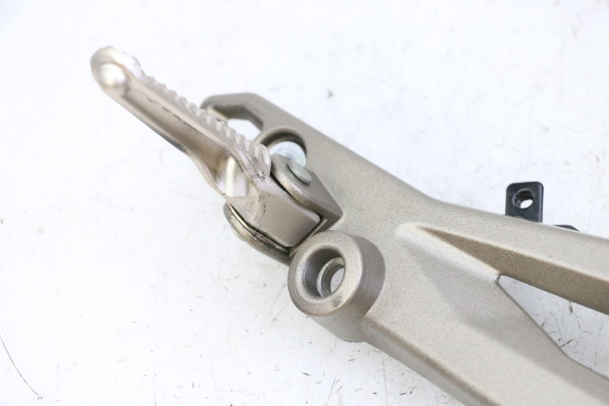 photo de FRONT RIGHT FOOTREST MOUNT KIDEN KD125-G 125 (2018 - 2022)
