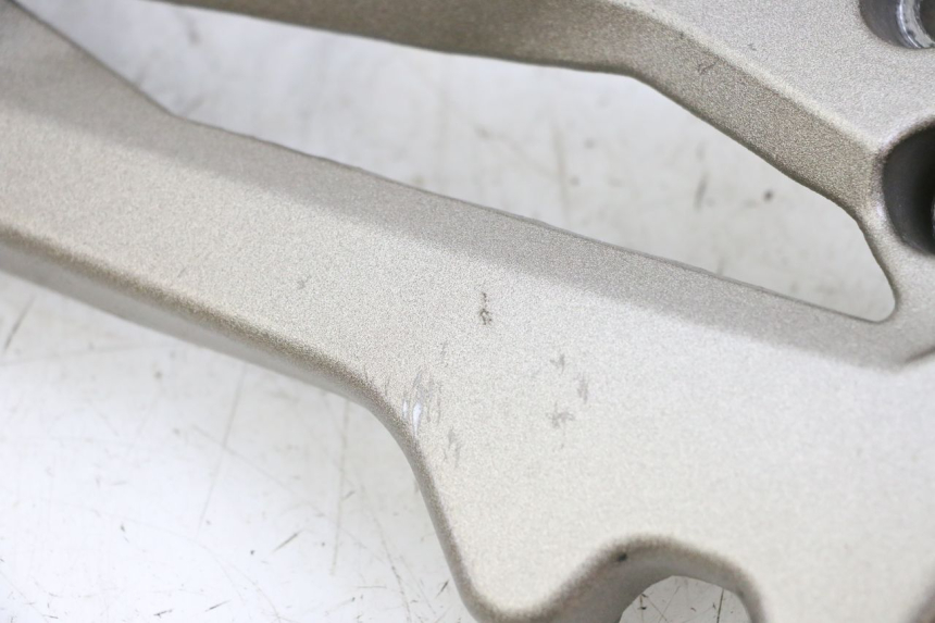 photo de FRONT RIGHT FOOTREST MOUNT KIDEN KD125-G 125 (2018 - 2022)
