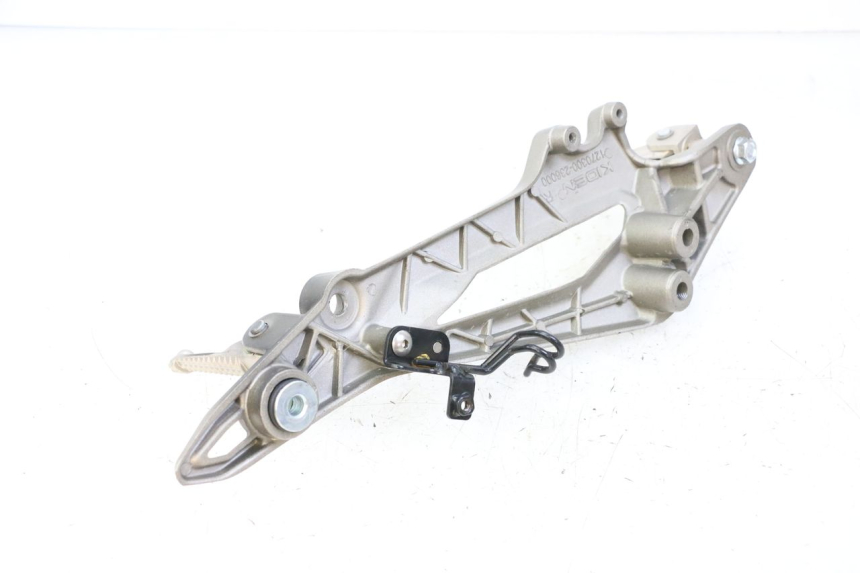 photo de FRONT RIGHT FOOTREST MOUNT KIDEN KD125-G 125 (2018 - 2022)