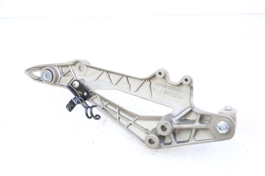 photo de FRONT RIGHT FOOTREST MOUNT KIDEN KD125-G 125 (2018 - 2022)