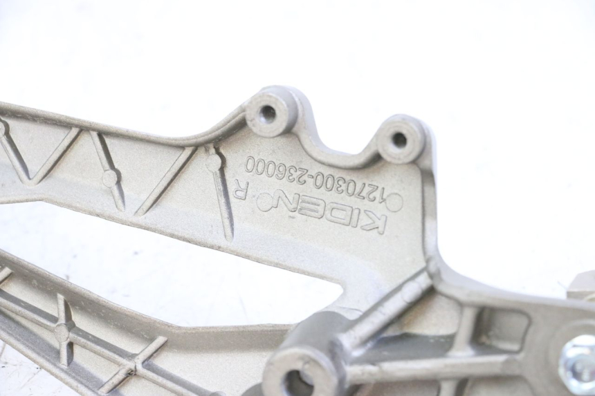 photo de FRONT RIGHT FOOTREST MOUNT KIDEN KD125-G 125 (2018 - 2022)