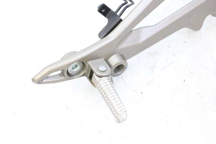 photo de FRONT RIGHT FOOTREST MOUNT KIDEN KD125-G 125 (2018 - 2022)