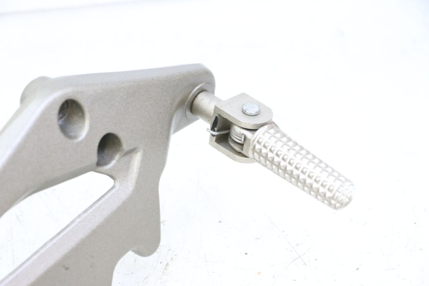 photo de FRONT RIGHT FOOTREST MOUNT KIDEN KD125-G 125 (2018 - 2022)