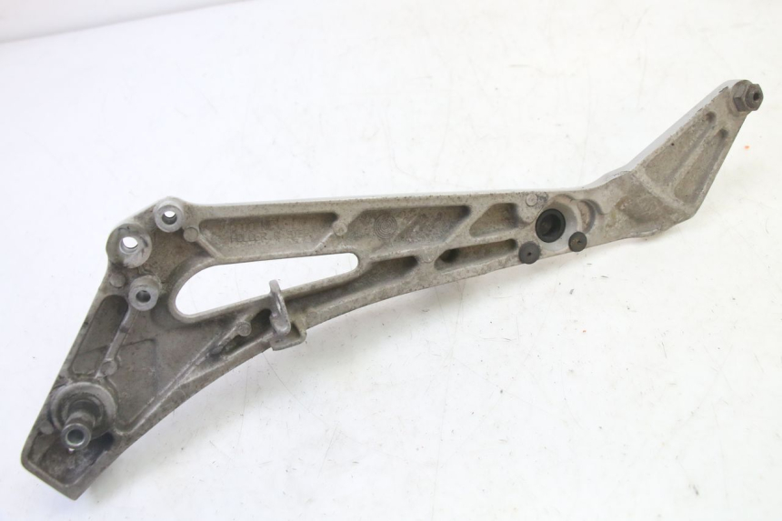 photo de FRONT RIGHT FOOTREST MOUNT HONDA NTV DEAUVILLE 650 (2001 - 2006)