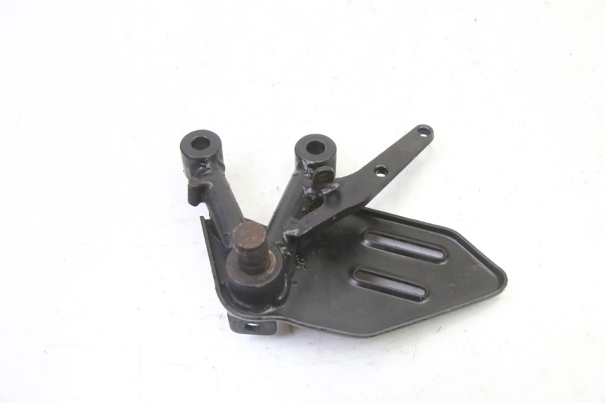 photo de FRONT RIGHT FOOTREST MOUNT MAG POWER R-STREET 50 (2016 - 2025)