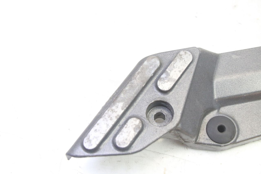 photo de FRONT RIGHT FOOTREST MOUNT TRIUMPH SPRINT 900 (1995 - 1998)