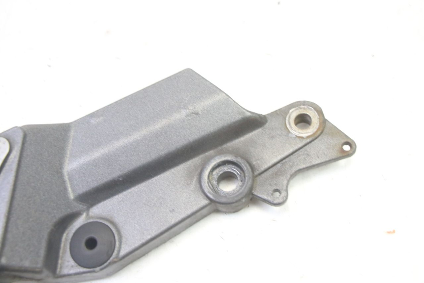 photo de FRONT RIGHT FOOTREST MOUNT TRIUMPH SPRINT 900 (1995 - 1998)