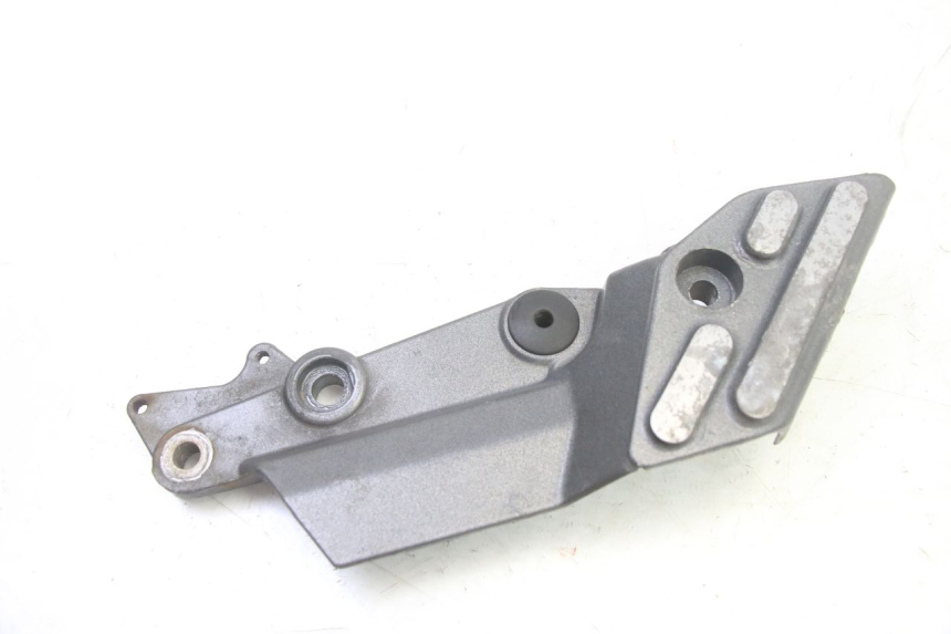 photo de FRONT RIGHT FOOTREST MOUNT TRIUMPH SPRINT 900 (1995 - 1998)