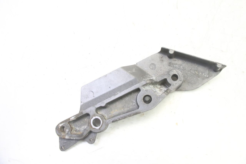photo de FRONT RIGHT FOOTREST MOUNT TRIUMPH SPRINT 900 (1995 - 1998)