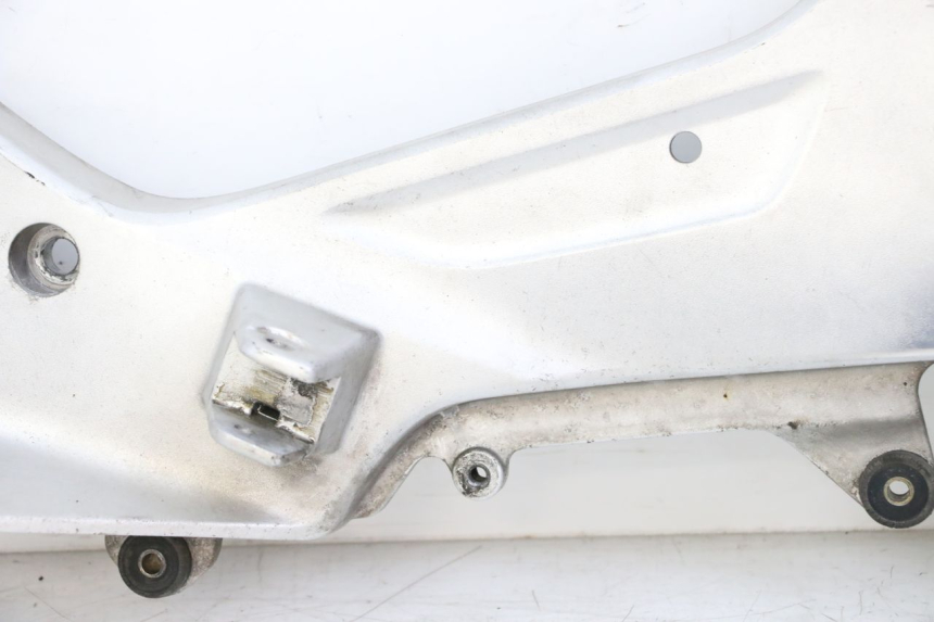 photo de FRONT RIGHT FOOTREST MOUNT HONDA ST PAN EUROPEAN 1300 (2002 - 2013)
