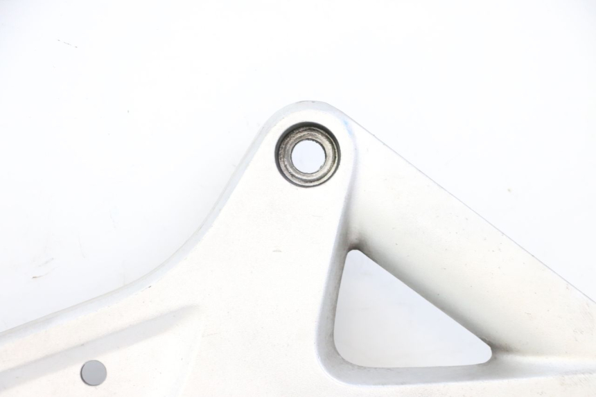 photo de FRONT RIGHT FOOTREST MOUNT HONDA ST PAN EUROPEAN 1300 (2002 - 2013)