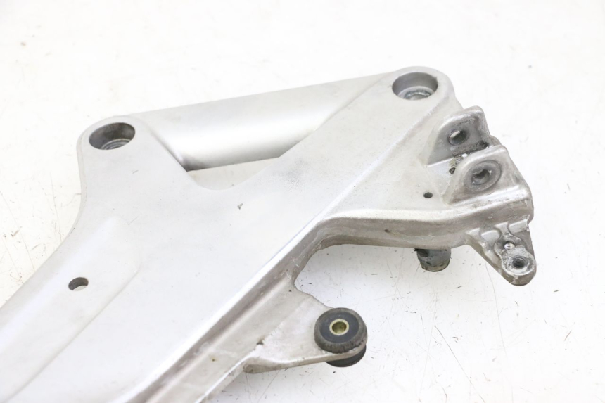 photo de FRONT RIGHT FOOTREST MOUNT HONDA ST PAN EUROPEAN 1300 (2002 - 2013)
